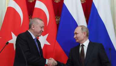 How do Russia and Turkey manage to maintain a privileged relationship despite their differences on many issues ?